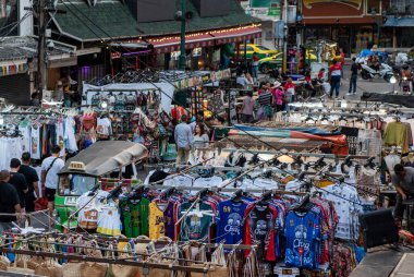 Banglamphu 'daki Khao San Yolu, Tayland' ın Bangkok şehrindeki yeni temiz pazar ve turizm merkezi. Tayland, Bangkok, 10 Aralık 2023