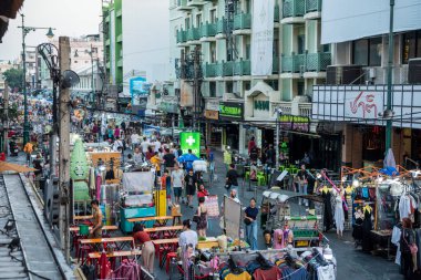 Banglamphu 'daki Khao San Yolu, Tayland' ın Bangkok şehrindeki yeni temiz pazar ve turizm merkezi. Tayland, Bangkok, 10 Aralık 2023
