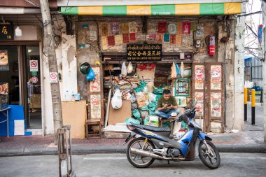 Tayland 'ın Bangkok şehrindeki Çin Mahallesi' ndeki bir pazarda bir geri dönüşüm mağazası. Tayland, Bangkok, 11 Kasım 2023