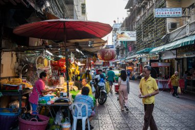 Tayland 'ın Bangkok şehrinde Çin Mahallesi' nde bir pazarda. Tayland, Bangkok, 11 Kasım 2023