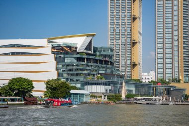 Tayland 'ın Bangkok kentindeki Thonburi' deki Chao Phraya Nehri 'ndeki alışveriş merkezinin manzarası. Tayland, Bangkok, 6 Aralık 2023