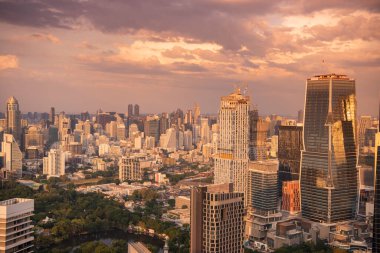 Tayland 'ın Bangkok kentindeki Sathon' daki Bayantree Otel 'in Moon Bar' ından bir manzara ve ufuk çizgisi. Tayland, Bangkok, 6 Aralık 2023