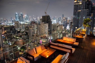 Tayland 'ın Bangkok şehrindeki Hyatt Regency Bangkok Sukhumvit' ten bir manzara ve siluet. Tayland, Bangkok, 6 Aralık 2023