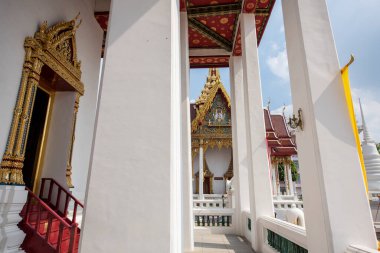 Tayland 'ın Bangkok şehrinde Thewet' deki Wat Devaraj Kunchon. Tayland, Bangkok, 9 Aralık 2023