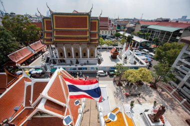 Tayland 'ın Bangkok şehrindeki Thewet' deki Wat Intharawihan manzarası. Tayland, Bangkok, 9 Aralık 2023