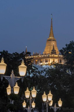 Banglamphu 'daki Wat Saket' teki Altın Dağ 'ın Chedi' si. Tayland 'ın Bangkok şehrinde. Tayland, Bangkok, 9 Aralık 2023