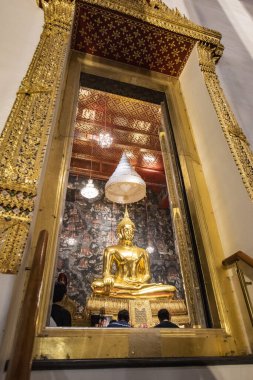 Banglamphu 'daki Banglamphu, Tayland' daki Wat Suo Thepwararam Ratchaworamahawihan 'ın Büyük Buda' sı. Tayland, Bangkok, 9 Aralık 2023