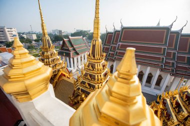 Banglamphu 'daki Wat Ratchanatdaram Worawihan, Tayland' ın Bangkok şehrinde. Tayland, Bangkok, 10 Aralık 2023