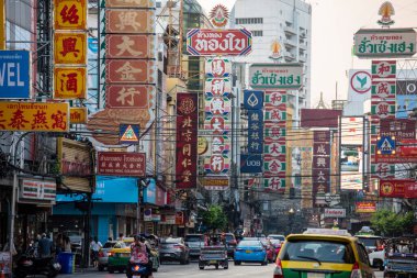 Tayland 'ın Bangkok şehrindeki Çin Mahallesi' ndeki Yaowarat Yolu. Tayland, Bangkok, 11 Kasım 2023