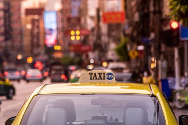 Tayland 'ın Bangkok şehrindeki Çin Kasabası' ndaki Yaowarat Yolu 'nda bir taksi. Tayland, Bangkok, 11 Kasım 2023