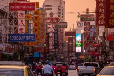 Tayland 'ın Bangkok şehrindeki Çin Mahallesi' ndeki Yaowarat Yolu. Tayland, Bangkok, 11 Kasım 2023