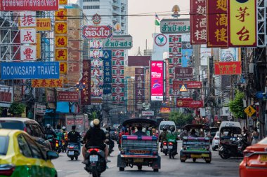 Tayland 'ın Bangkok şehrindeki Çin Mahallesi' ndeki Yaowarat Yolu. Tayland, Bangkok, 11 Kasım 2023