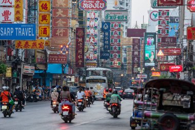 Tayland 'ın Bangkok şehrindeki Çin Mahallesi' ndeki Yaowarat Yolu. Tayland, Bangkok, 11 Kasım 2023