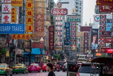 Tayland 'ın Bangkok şehrindeki Çin Mahallesi' ndeki Yaowarat Yolu. Tayland, Bangkok, 11 Kasım 2023