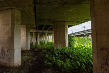 Tayland 'ın Bangkok kentindeki bir trafik köprüsünün altında bir manzara. Tayland, Bangkok, 6 Kasım 2023