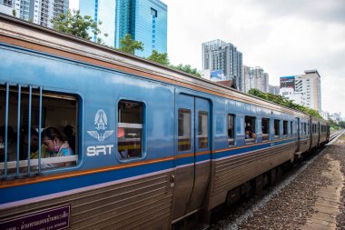 Tayland 'ın Bangkok şehrinde inşa ve evlerin bulunduğu tren yolunun manzarası. Tayland, Bangkok, 6 Kasım 2023