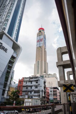 Tayland 'ın Bangkok şehrinde inşa ve evlerin bulunduğu tren yolunun manzarası. Tayland, Bangkok, 6 Kasım 2023