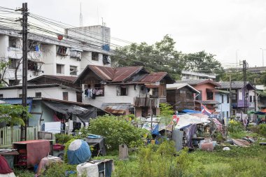 Tayland 'ın Bangkok şehrinde inşa ve evlerin bulunduğu tren yolunun manzarası. Tayland, Bangkok, 6 Kasım 2023