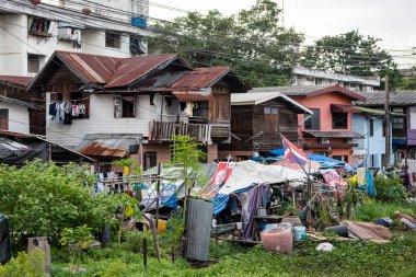 Tayland 'ın Bangkok şehrinde inşa ve evlerin bulunduğu tren yolunun manzarası. Tayland, Bangkok, 6 Kasım 2023