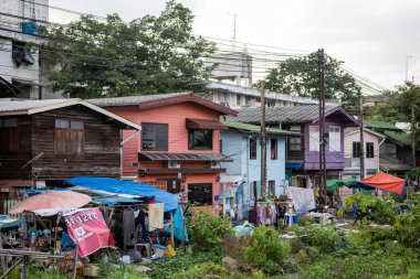 Tayland 'ın Bangkok şehrinde inşa ve evlerin bulunduğu tren yolunun manzarası. Tayland, Bangkok, 6 Kasım 2023