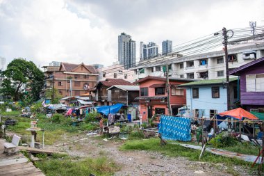 Tayland 'ın Bangkok şehrinde inşa ve evlerin bulunduğu tren yolunun manzarası. Tayland, Bangkok, 6 Kasım 2023