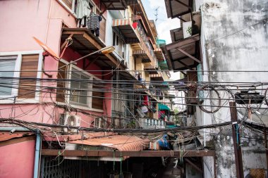 Tayland 'ın Bangkok şehrinde inşa ve evlerin bulunduğu tren yolunun manzarası. Tayland, Bangkok, 6 Kasım 2023