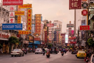 Tayland 'ın Bangkok şehrindeki Çin Mahallesi' ndeki Yaowarat Yolu. Tayland, Bangkok, 6 Kasım 2023