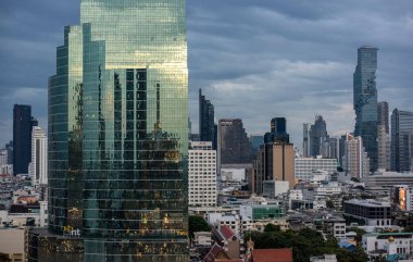 Sathorn ve Silom 'a Tayland' daki Bangkok Alışveriş Merkezi 'nden bakıyorum. Tayland, Bangkok, 3 Aralık, 2023