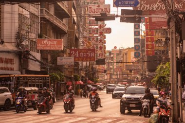 Tayland 'ın Bangkok şehrindeki Çin Mahallesi' ndeki Yaowarat Yolu. Tayland, Bangkok, 7 Kasım 2023