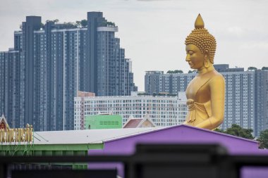 Thonburi, Tayland 'ın Bangkok kentindeki Wat Paknam' da Büyük Buda manzarası. Tayland, Bangkok, 4 Aralık 2023