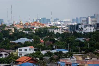 Tayland 'ın Bangkok şehrinin yanındaki Thonburi şehrinin manzarası. Tayland, Bangkok, 4 Aralık 2023