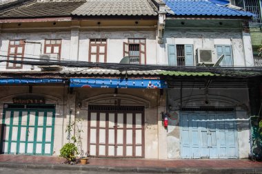 Tayland 'ın Bangkok şehrinde Çin Mahallesi' nde Yaowarat Yolu 'nun yakınındaki bir sokakta bir ev. Tayland, Bangkok, 7 Kasım 2023