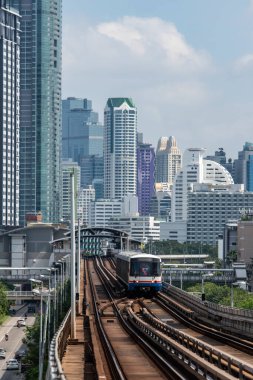 Tayland 'ın Bangkok kentindeki Thonburi' de bir tren ya da metro treni. Tayland, Bangkok, 4 Aralık 2023