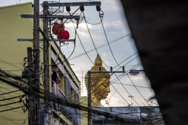 Thonburi, Tayland 'ın Bangkok kentindeki Wat Paknam' da Büyük Buda manzarası. Tayland, Bangkok, 4 Aralık 2023