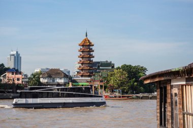 Che Chin Khor Tapınağı ve Thonburi 'deki Pagoda Tayland' ın Bangkok şehrindeki Chao Phraya Nehri 'nde. Tayland, Bangkok, 8 Kasım 2023