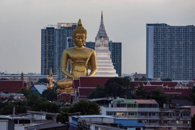 Thonburi, Tayland 'ın Bangkok kentindeki Wat Paknam' da Büyük Buda manzarası. Tayland, Bangkok, 4 Aralık 2023