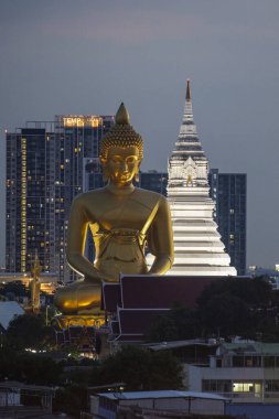 Tayland 'ın Bangkok kentindeki Thonburi' deki Paknam Tapınağı 'ndaki Büyük Buda manzarası. Tayland, Bangkok, 4 Aralık 2023