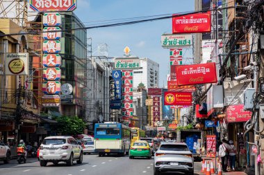 Tayland 'ın Bangkok şehrindeki Çin Mahallesi' ndeki Yaowarat Yolu. Tayland, Bangkok, 8 Kasım 2023