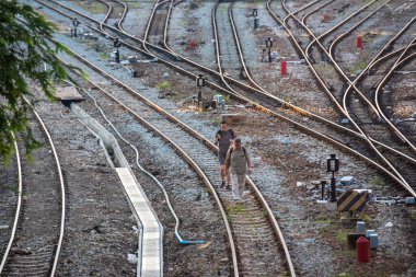 Tayland 'ın Bangkok kentindeki Çin Kasabası' ndaki Old Hua Lamphong Tren İstasyonu 'nda raylarda yürüyen insanlar. Tayland, Bangkok, 5 Aralık, 2023