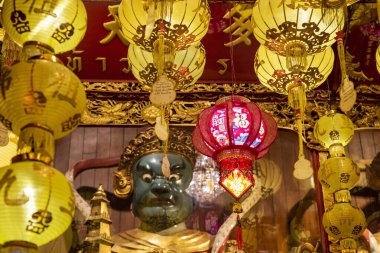 Tayland 'ın Bangkok şehrindeki Wat Mangkon Kamalawat veya Wat Leng Noei Yi' de muhafız figürleri. Tayland, Bangkok, 8 Kasım 2023