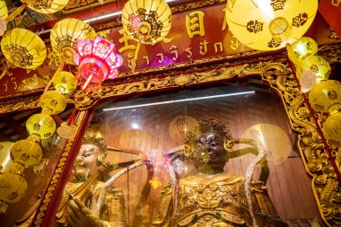 Tayland 'ın Bangkok şehrindeki Wat Mangkon Kamalawat veya Wat Leng Noei Yi' de muhafız figürleri. Tayland, Bangkok, 8 Kasım 2023