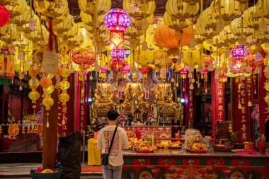 Buda figürleri Tayland 'ın Bangkok şehrindeki Wat Mangkon Kamalawat veya Wat Leng Noei Yi' de bulunur. Tayland, Bangkok, 8 Kasım 2023