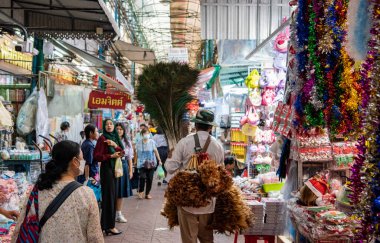 Tayland 'ın Bangkok şehrinde Çin Mahallesi' nde bir pazarda. Tayland, Bangkok, 8 Kasım 2023