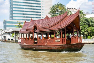 Tayland 'ın Bangkok şehrindeki Chao Phraya Nehri' nde bir orman teknesi. Tayland, Bangkok, 5 Aralık, 2023