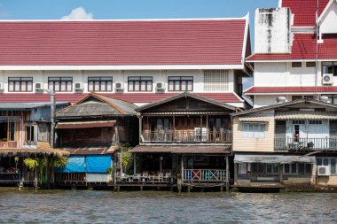 Tayland 'ın Bangkok şehrindeki Chao Phraya Nehri' nde eski bir ev. Tayland, Bangkok, 5 Aralık, 2023