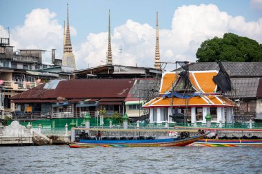 Tayland 'ın Bangkok şehrindeki Chao Phraya Nehri' nde eski bir ev. Tayland, Bangkok, 5 Aralık, 2023