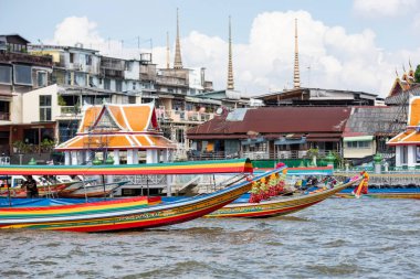 Tayland 'ın Bangkok kentindeki Chao Phraya Nehri' ndeki eski bir evin önünde bir tur botu. Tayland, Bangkok, 5 Aralık, 2023