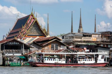 Tayland 'ın Bangkok şehrindeki Chao Phraya Nehri' nde eski bir ev. Tayland, Bangkok, 5 Aralık, 2023