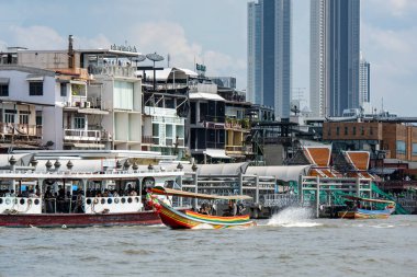 Tayland 'ın Bangkok şehrindeki Chao Phraya Nehri' nden bir şehir manzarası. Tayland, Bangkok, 5 Aralık, 2023