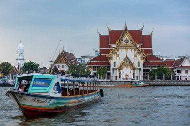 Tayland 'ın Bangkok şehrindeki Chao Phraya Nehri' ndeki Wat Rakhang. Tayland, Bangkok, 5 Aralık, 2023